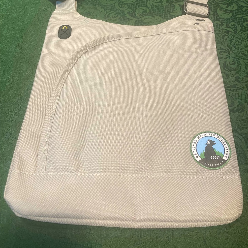 NATIONAL WILDLIFE FEDERATION SHOULDER TRAVEL BAG - Picture 1 of 5